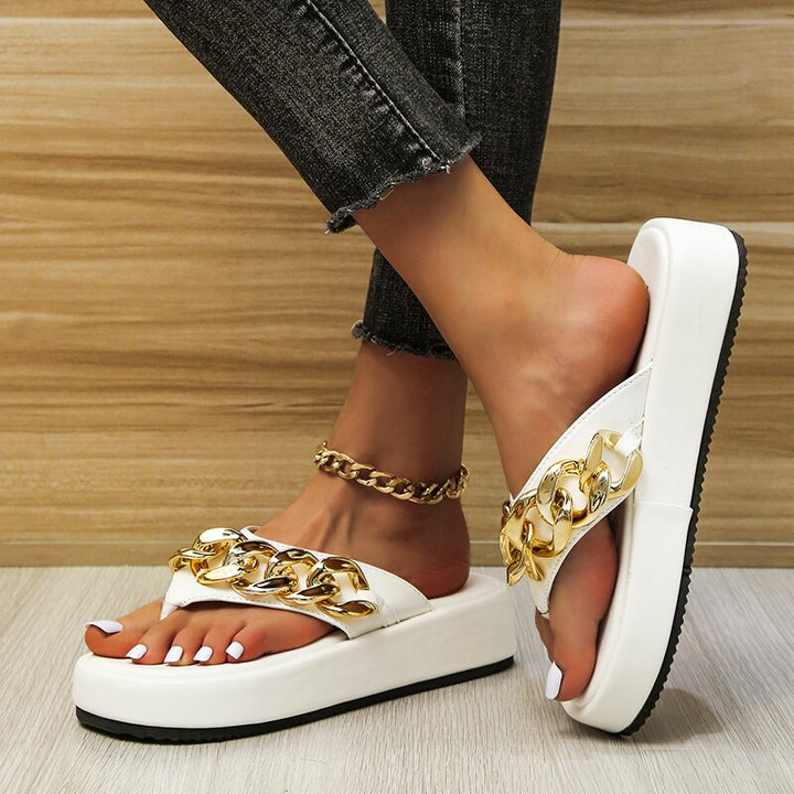 Scarpe ballerine piatte da donna con dettagli a catena. Modello slip-on per un look femminile e versatile.