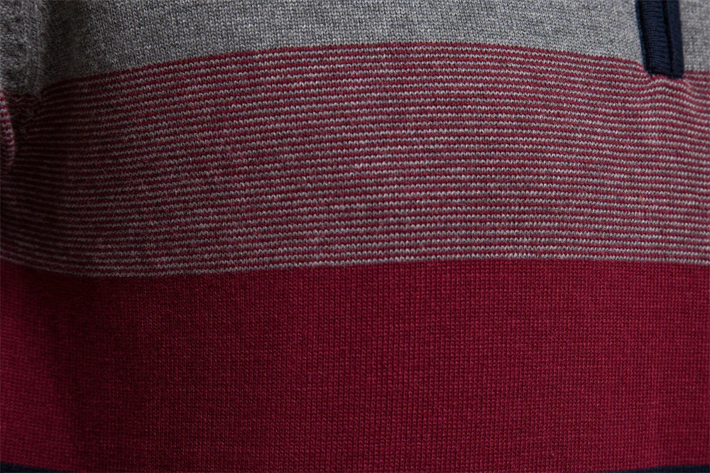 Maglione uomo con cerniera e righe sottili, blu scuro. Ottimo per un look versatile, casual o semi-elegante.
