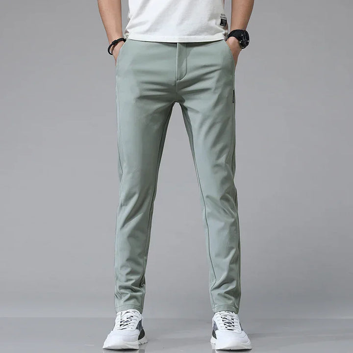 Pantaloni uomo affusolati neri eleganti con vita elasticizzata, perfetti per business e smart casual.