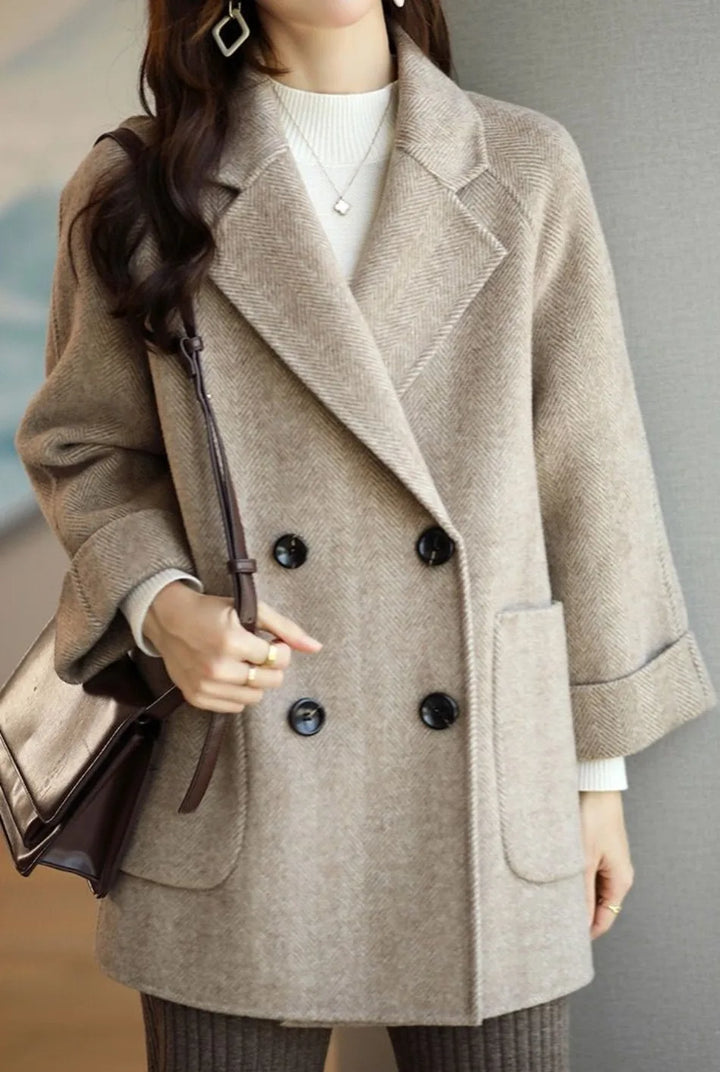 Cappotto donna doppiopetto con colletto a rever e spalline strutturate, per un outfit invernale sofisticato.