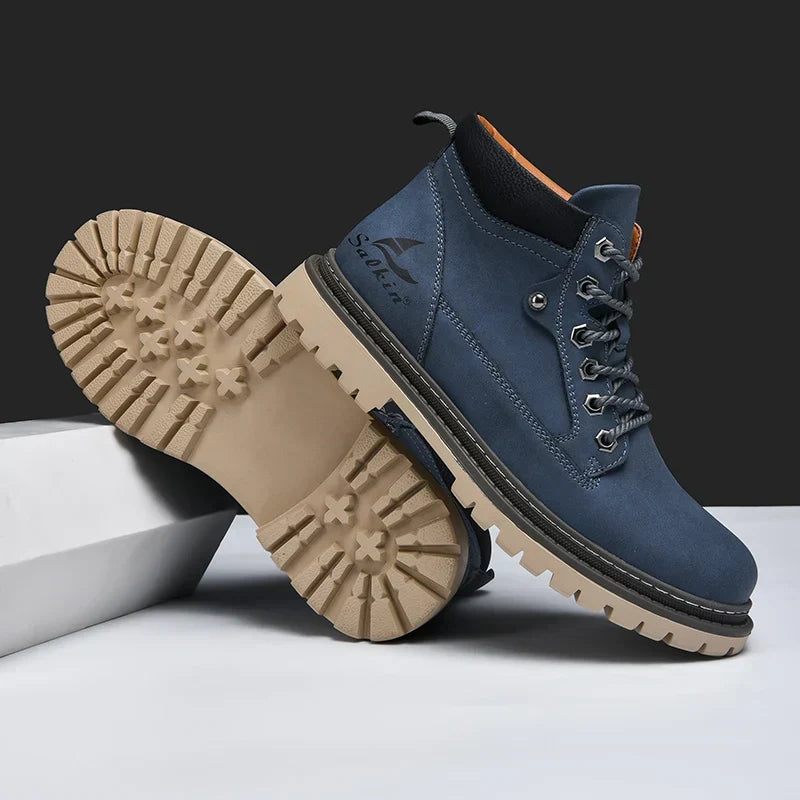 Stivali uomo con suola alta aderenza, design robusto per un comfort invernale superiore.