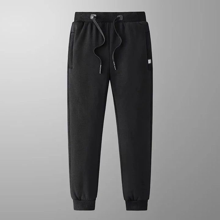 Dettaglio dei pantaloni jogger invernali, tessuto caldo e morbido. Vita elasticizzata per massimo comfort maschile.