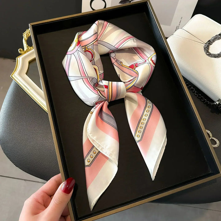Sciarpa chic per donna, raso lucido, stampa elegante, accessorio raffinato.