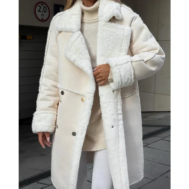 Cappotto lungo invernale da donna grigio, elegante e caldo per un look chic.