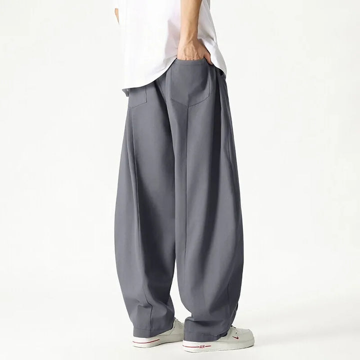 Pantaloni uomo sportivi a gamba larga con coulisse, versatili per jogging, relax o un look urbano casual.
