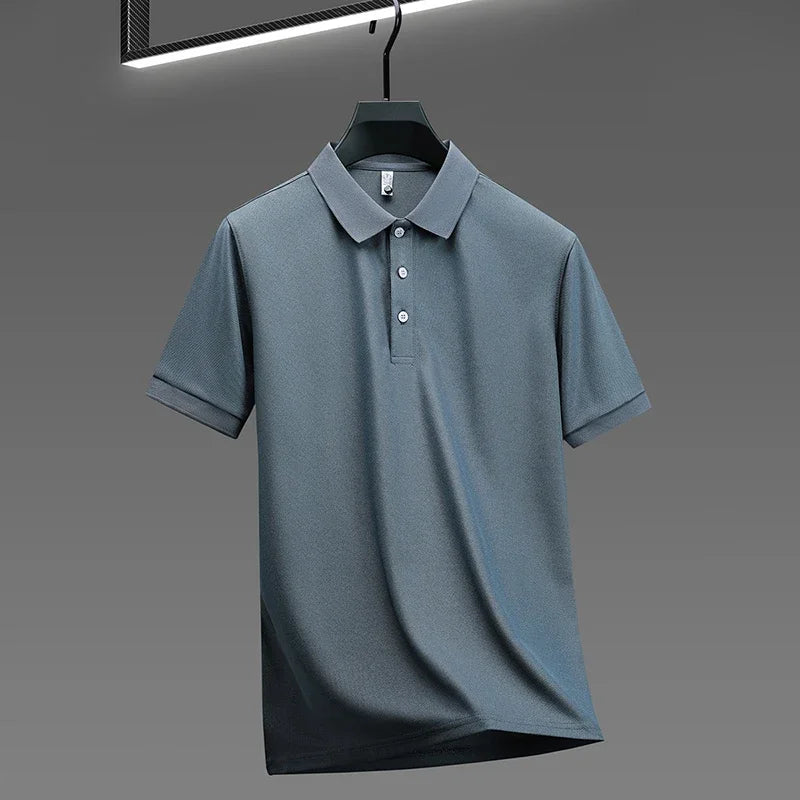 Polo uomo performance con taglio atletico sulla schiena. Garantisce libertà di movimento e una vestibilità impeccabile.