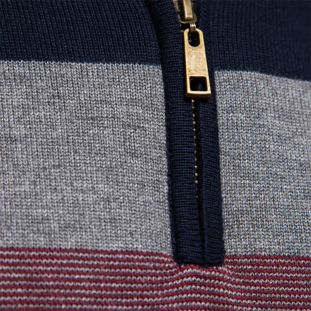 Cardigan maglione uomo a righe blu con cerniera. Design moderno e versatile, perfetto per l'abbigliamento autunnale.
