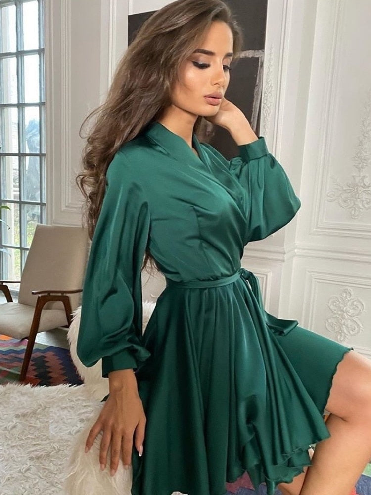 Splendido abito da donna con volant sul corpetto e maniche lunghe, per un look glamour e formale.