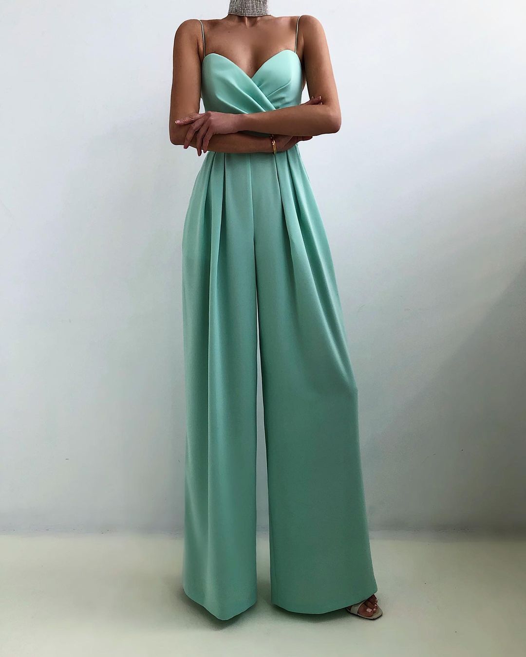 Outfit chic estivo: tuta donna fluida con spalline sottili e gamba ampia, per un look comodo ed elegante.