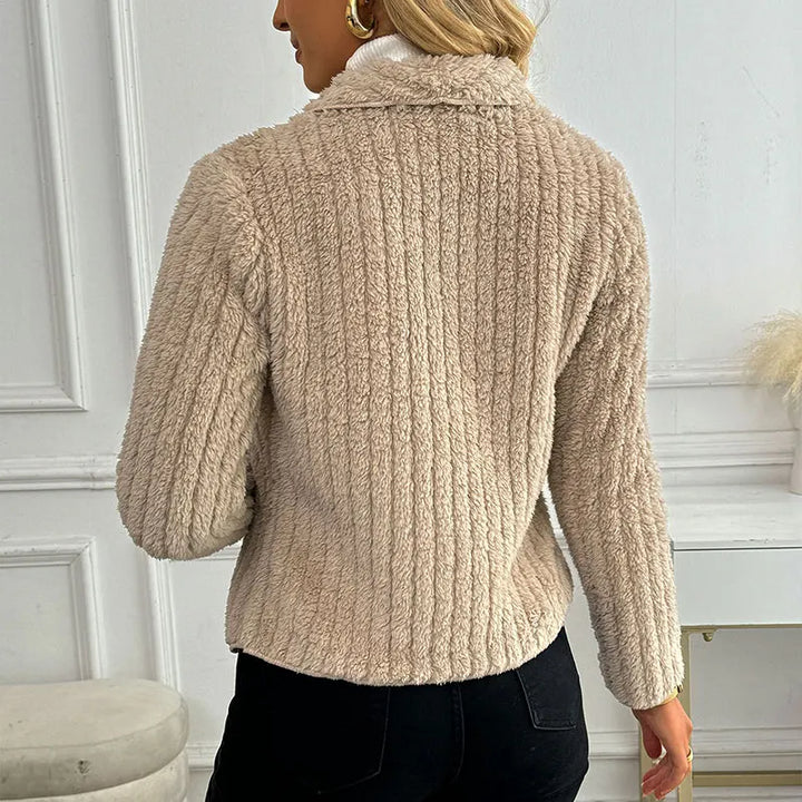 Elegante gilet donna beige a costine, un capo versatile per la moda femminile di primavera e autunno.