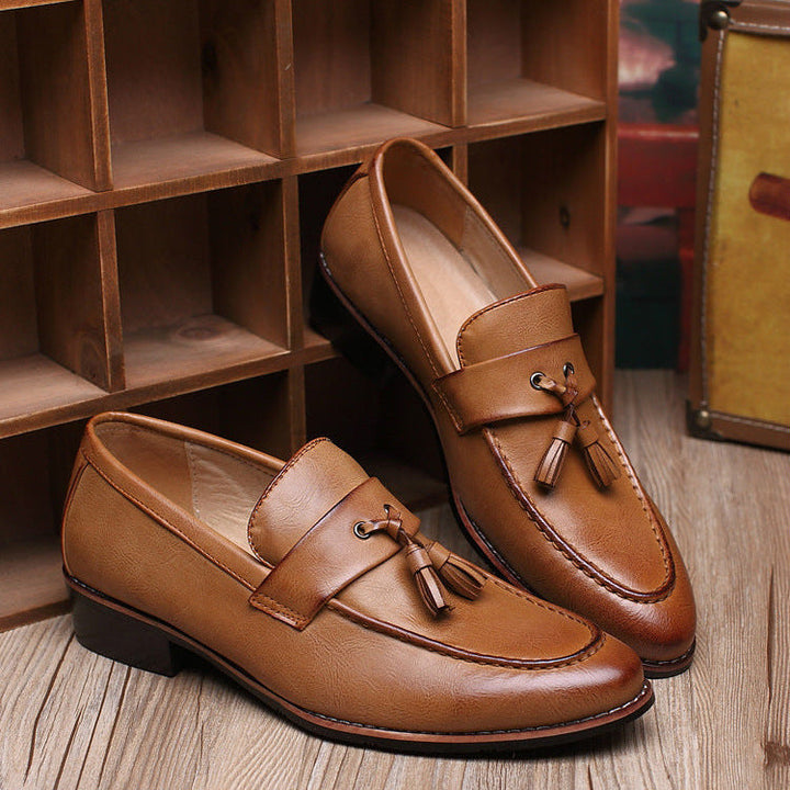 Mocassini uomo formali e casual-eleganti, slip-on con doppia nappa. Perfetti per un tocco di classe.