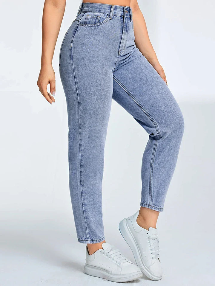 Jeans blu Mom fit da donna, vita alta. Moda femminile e comfort per uno stile casual e contemporaneo.