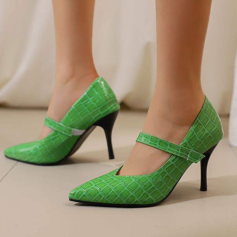 Décolleté nere donna con cinturino e tacco elegante, ideali per la primavera e occasioni speciali.