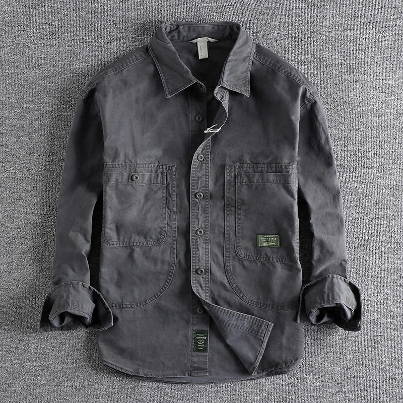 Camicia uomo lavata con vestibilità rilassata per comfort. Ideale come camicia casual o da lavoro a maniche lunghe.