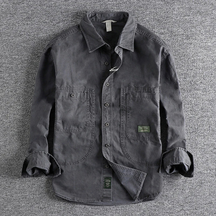 Camicia uomo lavata con vestibilità rilassata per comfort. Ideale come camicia casual o da lavoro a maniche lunghe.