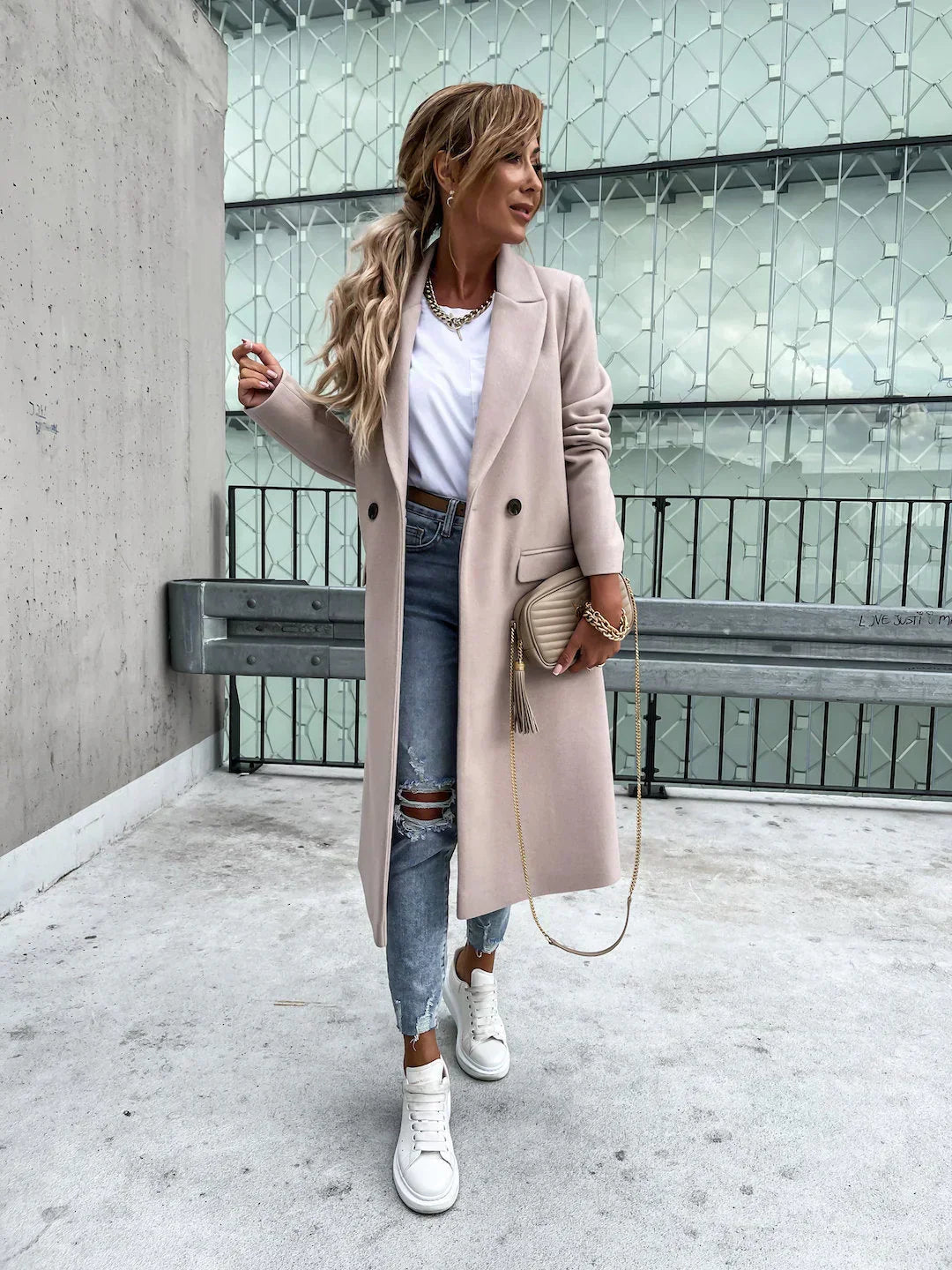 Cappotto caldo ed elegante donna, il capo lungo perfetto per un inverno alla moda.