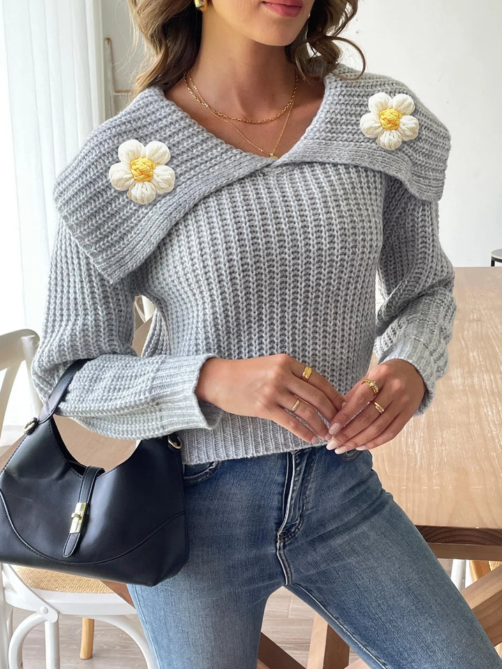 Maglione bianco aderente donna, collo a margherita, maglia chic per look invernali e abbigliamento elegante.