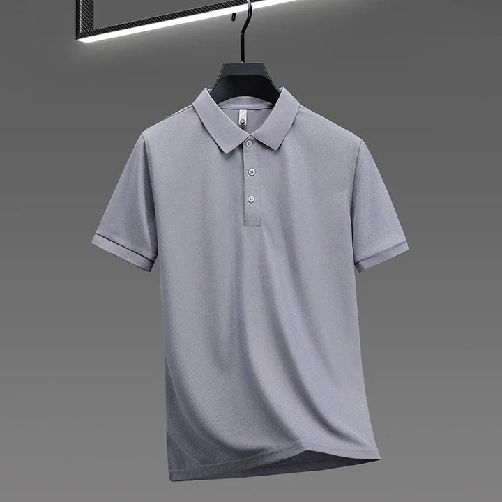 Collo classico e abbottonatura della polo uomo performance. Dettagli eleganti per un look raffinato e sportivo.