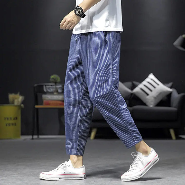 Dettaglio pantaloni uomo a righe con vita elasticizzata. Perfetti per moda uomo estiva e outfit quotidiani versatili e moderni.