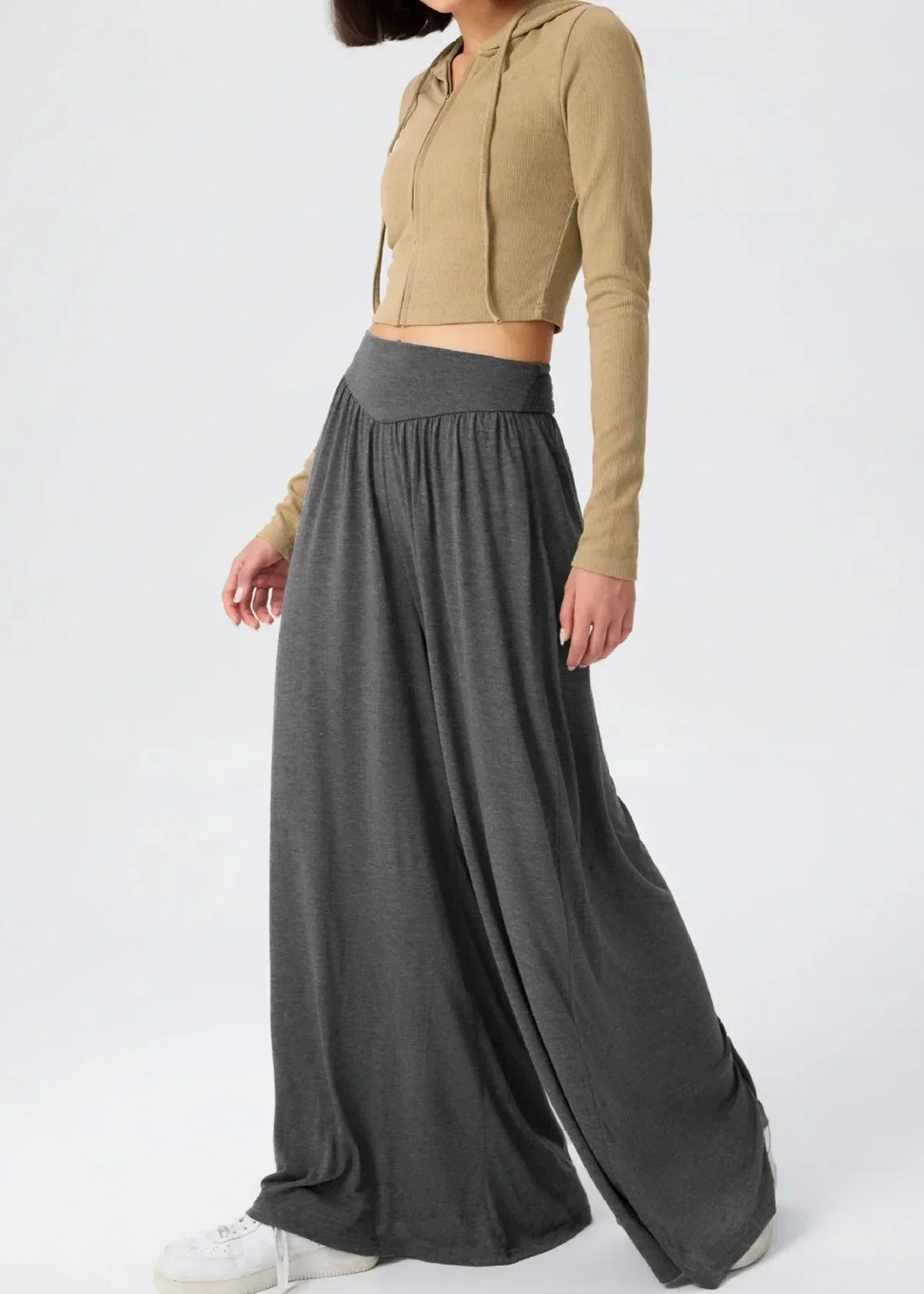 Pantaloni donna a gamba larga, vita elasticizzata, tessuto morbido. Perfetti per outfit da vacanza.