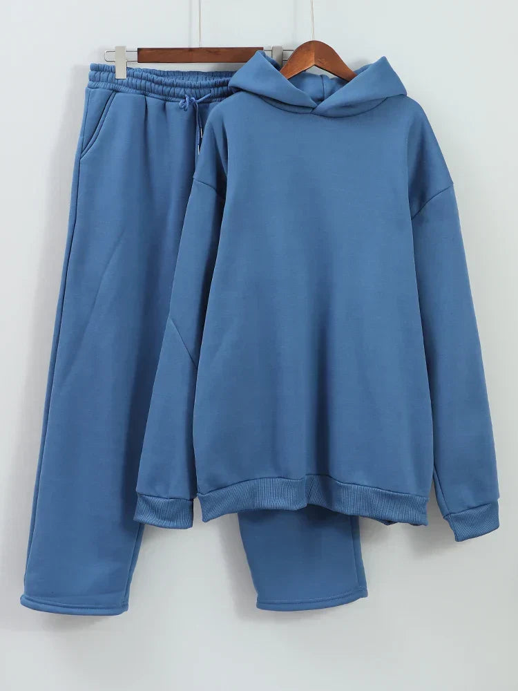 Moda uomo autunno inverno: completo sportivo oversize, felpa e jogger per massimo comfort casual.