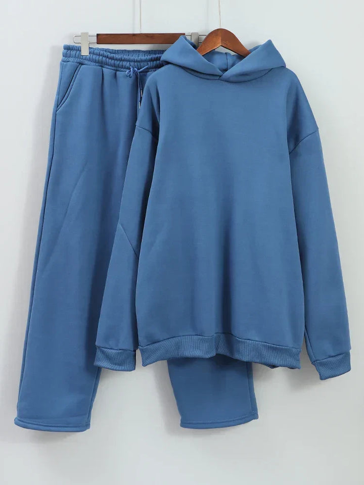 Moda uomo autunno inverno: completo sportivo oversize, felpa e jogger per massimo comfort casual.