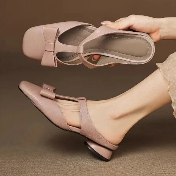 Versatili mule donna eleganti con tacco largo, fiocco e punta quadrata. Un must-have per calzature estive.