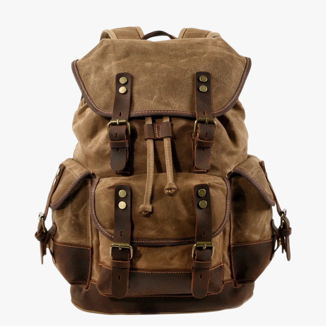 Zaino da trekking uomo multitasche resistente, ideale per escursionismo e avventura in montagna.