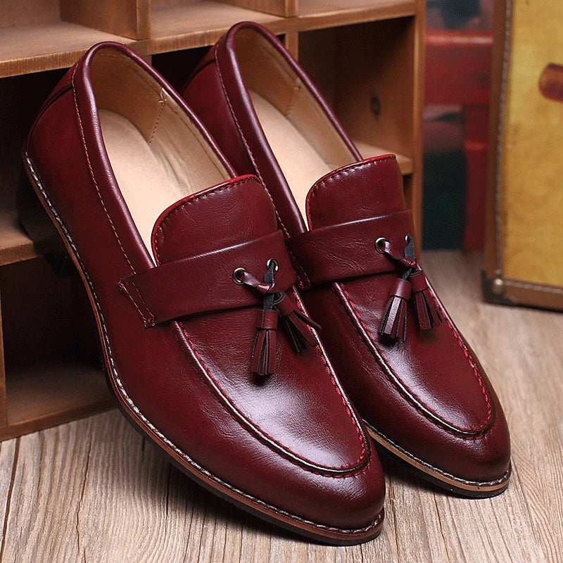 Mocassini uomo eleganti slip-on con doppia nappa, finitura satinata lucida. Ideali per stile formale e casual.