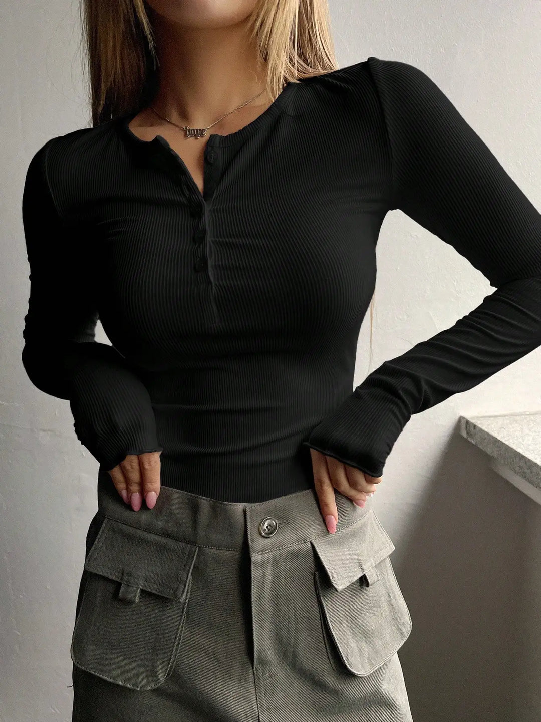 Top a coste donna versatile, stile Henley con bottoni. Perfetto per layering moda primavera autunno.