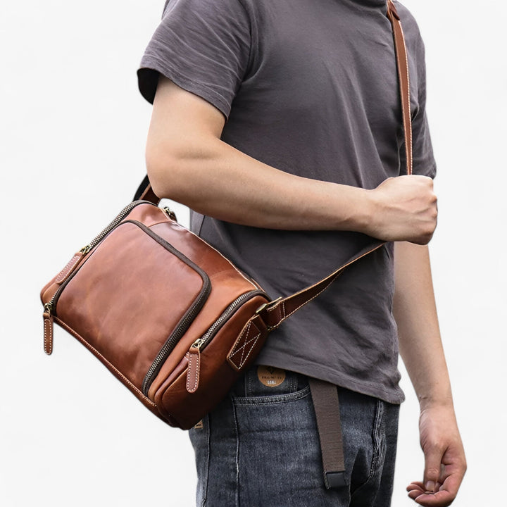 Retro della borsa messenger unisex nera, design pulito e funzionale per l'uso quotidiano.