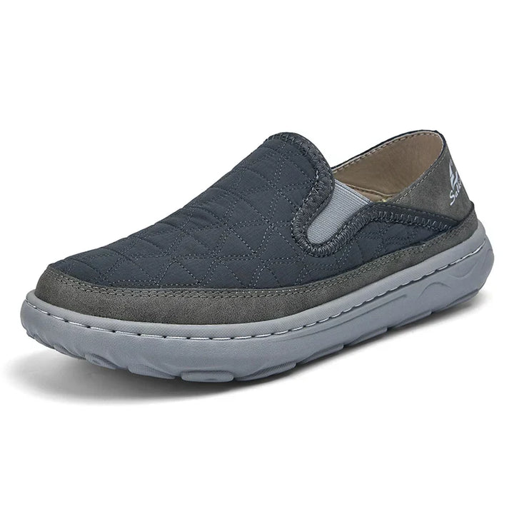 Versatili mocassini uomo neri slip-on trapuntati, scarpe casual eleganti e flessibili per ogni occasione.