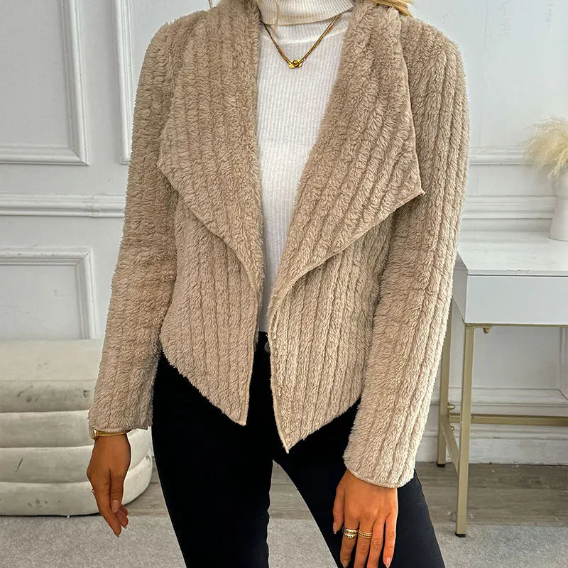 Gilet donna beige a costine, ideale per un look casual ed elegante. Perfetto per primavera e autunno.