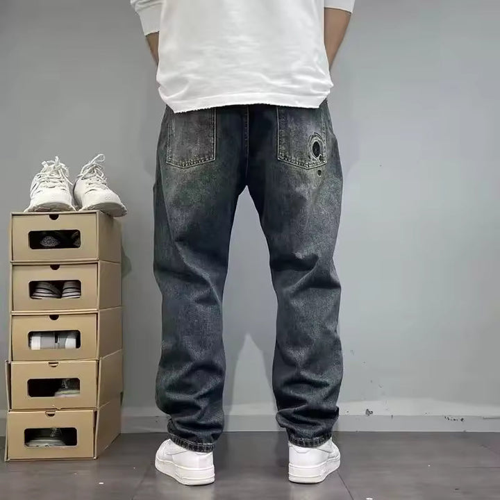 Pantaloni jeans uomo comodi, blu grigio, con strappi e dettagli effetto usurato per uno stile vissuto autentico.