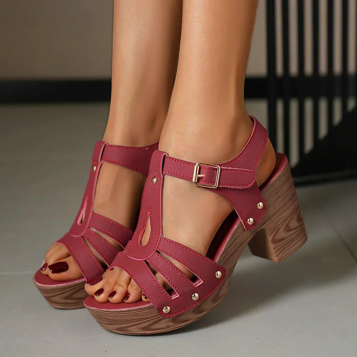 Sandali donna estivi con plateau, tacco a blocco, cinturino, per un outfit estivo completo.