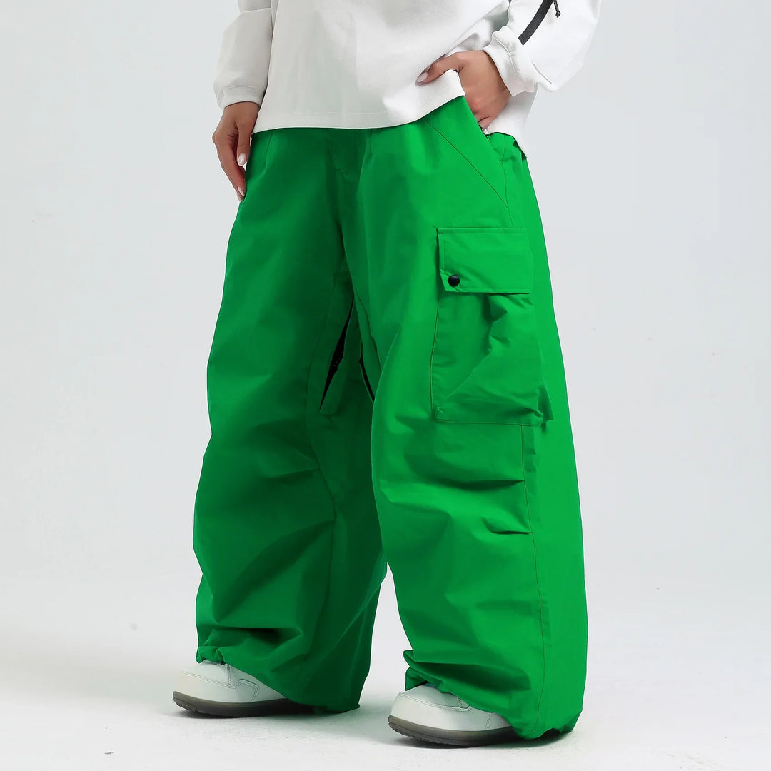 Modello con pantaloni sci uomo larghi, resistenti e impermeabili per sport invernali dinamici. Outfit neve.