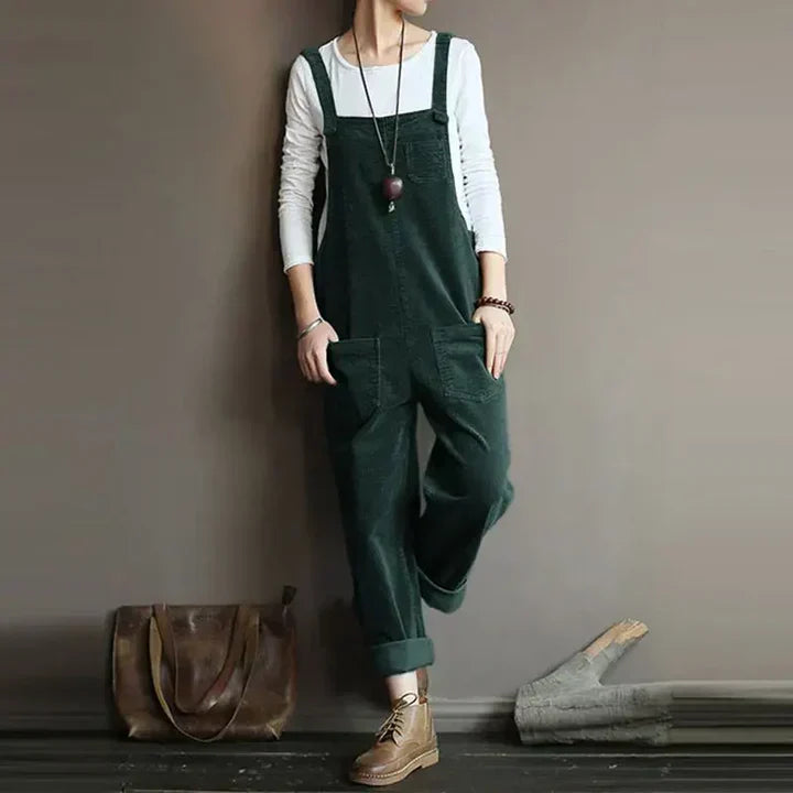 Abbigliamento donna: salopette lunga con spalline regolabili, un capo casual e confortevole.