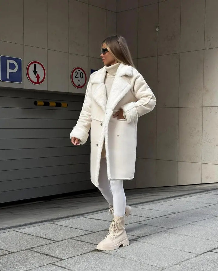 Cappotto donna grigio lungo e invernale, elegante outerwear per un tocco di lusso.