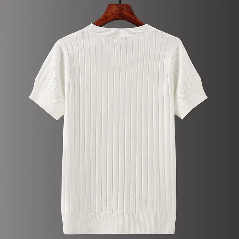 T-shirt uomo nera con scollo a V, maniche corte. Maglietta casual versatile per abbigliamento maschile e stile quotidiano.