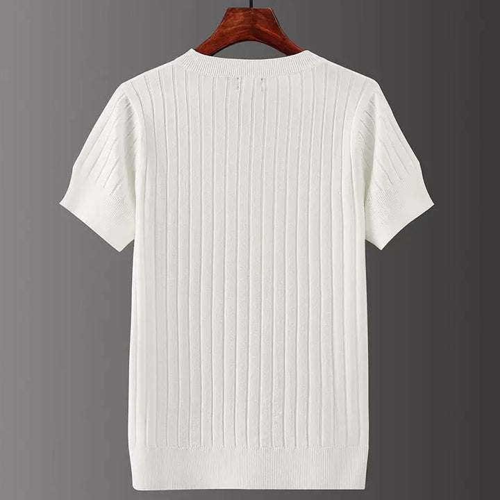 T-shirt uomo nera con scollo a V, maniche corte. Maglietta casual versatile per abbigliamento maschile e stile quotidiano.