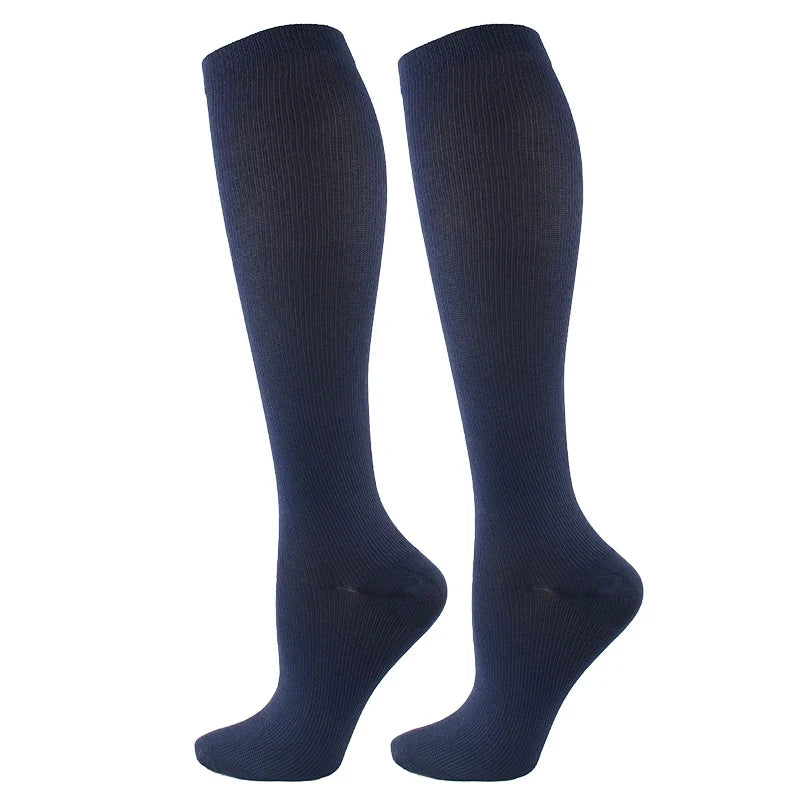 Calze compressive unisex versatili per sport, lunghe camminate, viaggi e benessere quotidiano.