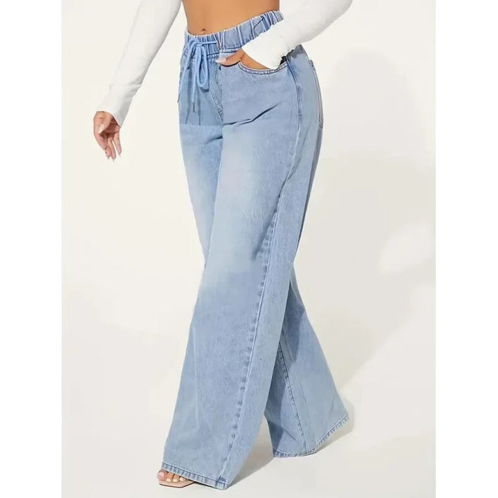 Jeans larghi donna vita alta, tendenza moda femminile. Stile casual moderno per un outfit giornaliero elegante.