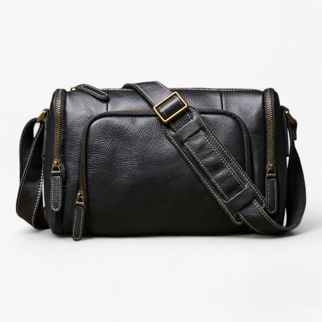 Borsa messenger unisex nera, pratica e resistente in sintetico, ideale per viaggio e uso quotidiano organizzato.
