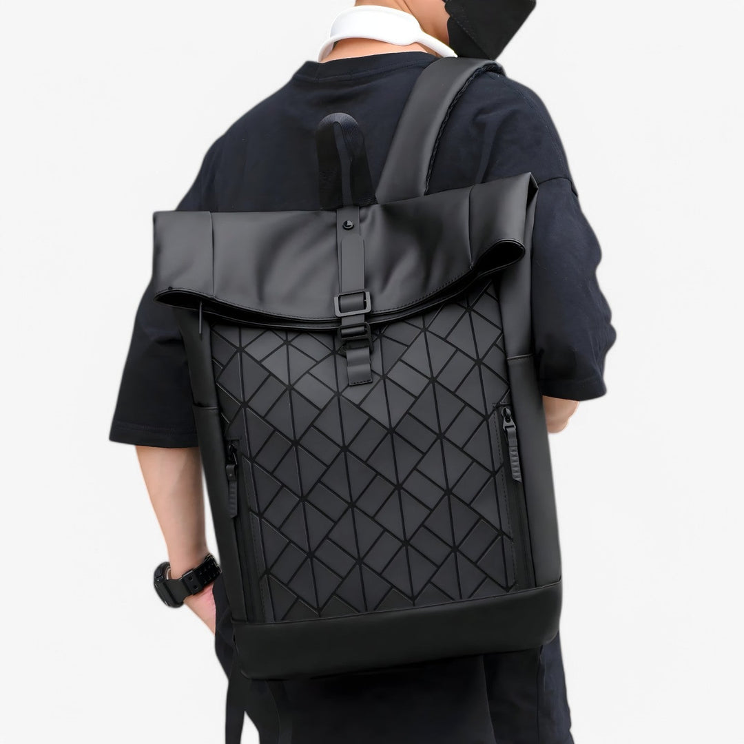 Zaino uomo roll top nero per laptop, vista laterale. Ergonomico e capiente, ideale per lavoro e viaggi di lunga durata.