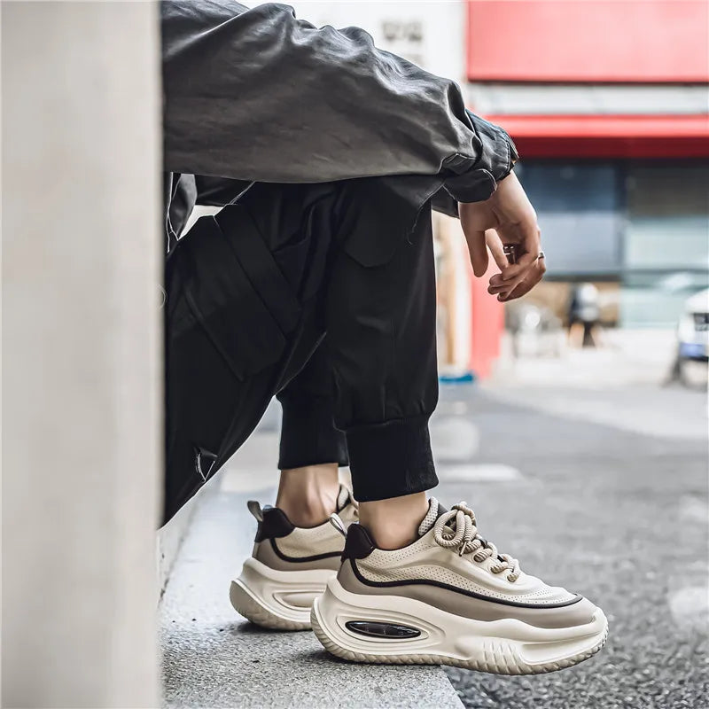Sneakers uomo sportive con suola spessa, design retrò. Essenziali per calzature quotidiane e moda uomo.