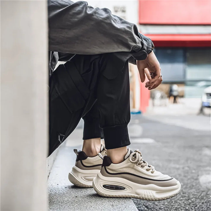 Sneakers uomo sportive con suola spessa, design retrò. Essenziali per calzature quotidiane e moda uomo.