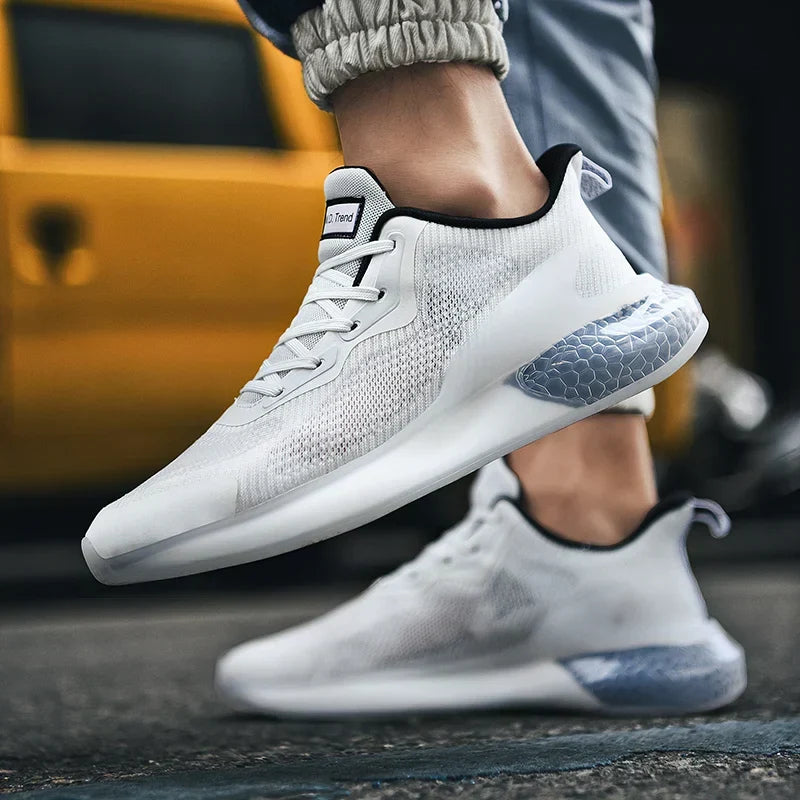 Sneakers uomo ultra leggere e traspiranti. Suola ammortizzata per massimo comfort in camminata e uso quotidiano. Stile sportivo.