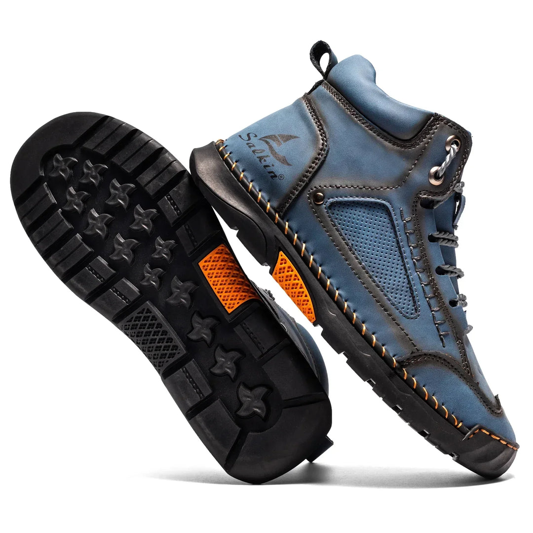 Stivali urbani uomo in pelle, stile robusto e moderno. Comfort alla caviglia per moda casual e viaggi autunnali.