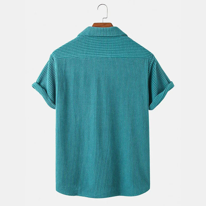 Camicia uomo a maniche lunghe con texture distintiva e bottoni, abbigliamento maschile per un look casual ed elegante.
