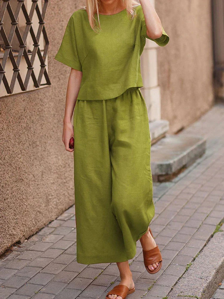 Abbigliamento estivo donna comodo: set due pezzi con maglietta a girocollo e pantaloni ampi. Moda casual per l'estate.